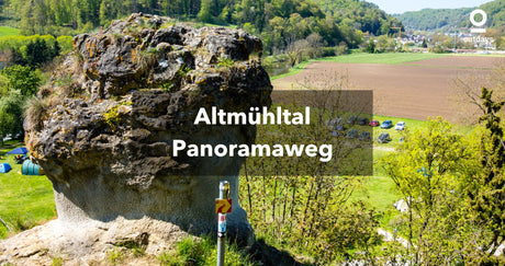 Großer Stein in Pilzform mit Ausblick auf Felder: Altmühltal Panoramaweg