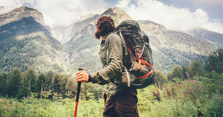Mann beim wandern mit Rucksack: Rucksackvolumen: Die ideale Literanzahl für Ihre Tour
