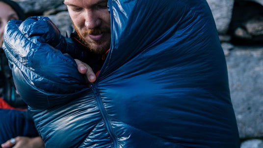 Mann eingehüllt in Schlafsack: Schlafsack mieten